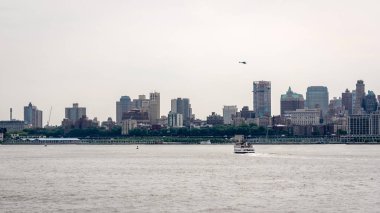 New York, Abd - 7 Haziran 2019: Manhattan'ın önündeki East River'daki turist tekneleri, Bir East River feribotu Hudson Nehri'ni gezdi - Resim