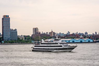New York, Abd - 7 Haziran 2019: Manhattan'ın önündeki East River'daki turist tekneleri, Bir East River feribotu Hudson Nehri'ni gezdi - Resim