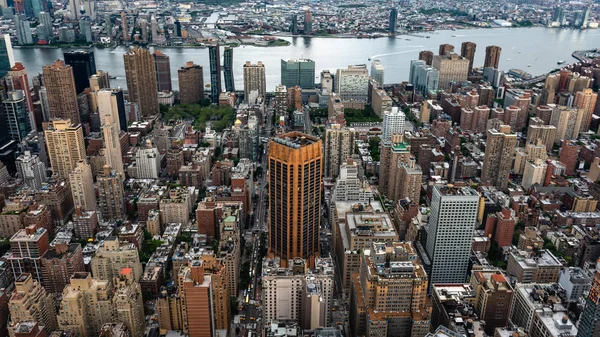 2019年6月6日:アメリカ合衆国ニューヨーク市。マンハッタン・ミッドタウンの超高層ビルの素晴らしいパノラマ航空写真 - 画像 — ストック写真
