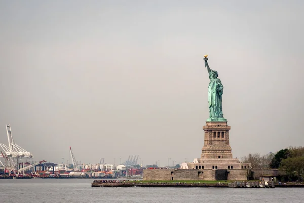 New York, États-Unis - 7 juin 2019 : Ferry-boat approchant de la statue de la Liberté, Liberty Island - Image — Photo