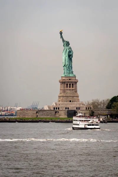 Nova York, EUA - 7 de junho de 2019: Ferry Boat se aproximando da Estátua da Liberdade, Ilha da Liberdade - Imagem — Fotografia de Stock