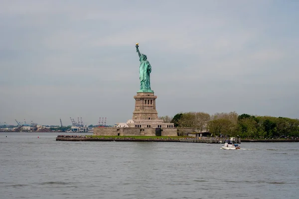 Nova York, EUA - 7 de junho de 2019: Ferry Boat se aproximando da Estátua da Liberdade, Ilha da Liberdade - Imagem — Fotografia de Stock