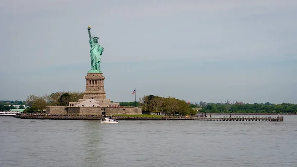 Nova York, EUA - 7 de junho de 2019: Ferry Boat se aproximando da Estátua da Liberdade, Ilha da Liberdade - Imagem — Fotografia de Stock