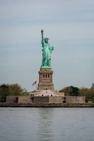 Нью-Йорк, США - 7 июня 2019 года: Паром приближается к статуе Свободы, Остров Свободы - Изображение — стоковое фото