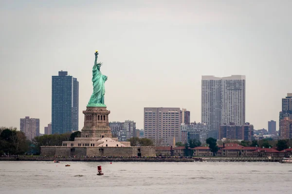New York, USA - June 7, 2019: Statue of Liberty, Liberty Island, with Manhtattan in the background - Image — Stock Photo, Image