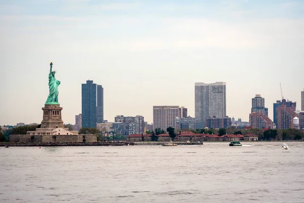 Nova Iorque, EUA - 7 de junho de 2019: Estátua da Liberdade, Ilha da Liberdade, com Manhtattan em segundo plano - Imagem — Fotografia de Stock