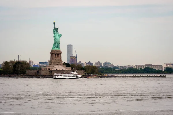 New York, États-Unis - 7 juin 2019 : Ferry-boat approchant de la statue de la Liberté, Liberty Island - Image — Photo