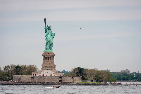 New York, États-Unis - 7 juin 2019 : Ferry-boat approchant de la statue de la Liberté, Liberty Island - Image — Photo