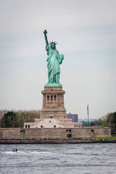 Nova York, EUA - 7 de junho de 2019: Ferry Boat se aproximando da Estátua da Liberdade, Ilha da Liberdade - Imagem — Fotografia de Stock