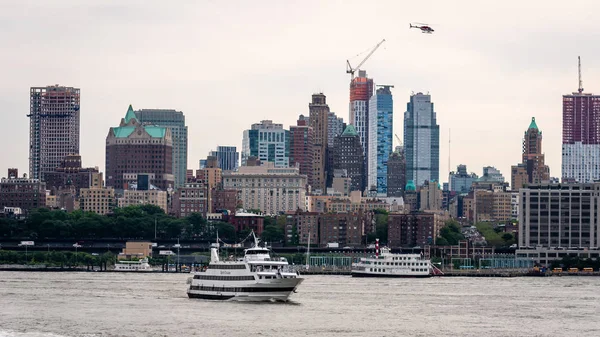 New York, Verenigde Staten-7 juni 2019: toeristische boten op East River in de voorkant van Manhattan, een East River Ferry boot reist de Hudson River-image — Stockfoto