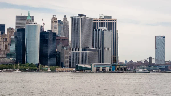 New york, usa - 7. Juni 2019: lower manhattan von der anderen Seite des Hudson River - image — Stockfoto