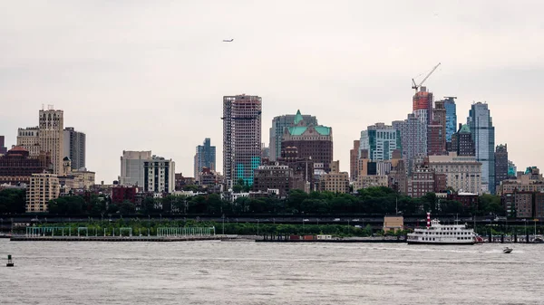 New york, usa - 7. Juni 2019: lower manhattan von der anderen Seite des Hudson River - image — Stockfoto