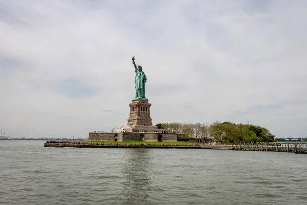 Nova York, EUA - 7 de junho de 2019: Ferry Boat se aproximando da Estátua da Liberdade, Ilha da Liberdade - Imagem — Fotografia de Stock