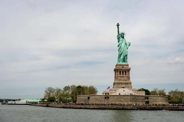 New york, usa - 7. Juni 2019: Freiheitsstatue, Freiheitsinsel, mit Manhtattan im Hintergrund - image — Stockfoto