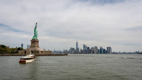 New York, USA-7. června 2019: Socha svobody, ostrov svobody, s Manhtattan na pozadí-image — Stock fotografie