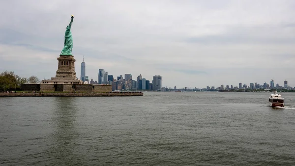 Нью-Йорк, США-7 червня 2019: статуя свободи, острів свободи, з Manhtattan у фоновому режимі-зображення — стокове фото