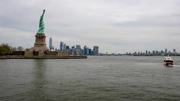 New york, usa - 7. Juni 2019: Freiheitsstatue, Freiheitsinsel, mit Manhtattan im Hintergrund - image — Stockfoto