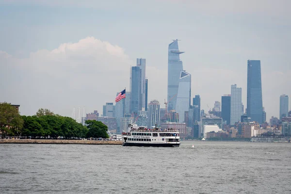 New York, USA - 7. Juni 2019: Touristenboote auf dem East River vor Manhattan, eine Fähre auf dem East River befährt den Hudson River - Bild — Stockfoto