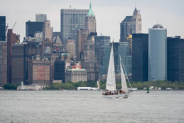 New York, USA - 7. Juni 2019: Touristenboote auf dem East River vor Manhattan, eine Fähre auf dem East River befährt den Hudson River - Bild — Stockfoto