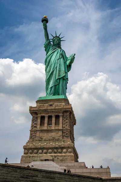 Νέα Υόρκη, ΗΠΑ-7 Ιουνίου, 2019: άγαλμα της ελευθερίας στο νησί Liberty κοντινά πλάνα με τον μπλε ουρανό στη Νέα Υόρκη Μανχάταν-εικόνα — Φωτογραφία Αρχείου