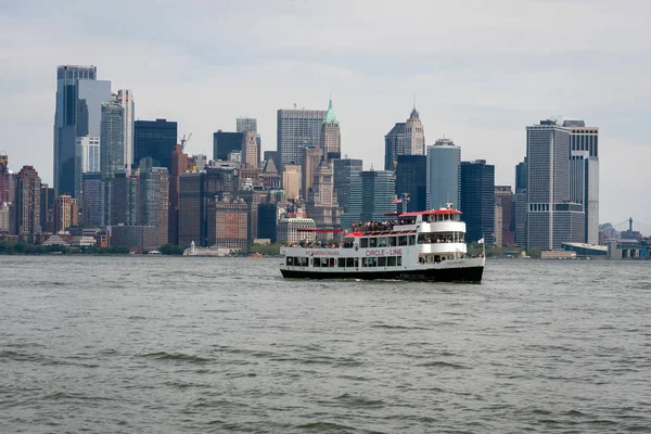 ニューヨーク、アメリカ - 2019年6月7日:マンハッタンの前のイーストリバーの観光船、イーストリバーフェリーボートがハドソン川を旅する - 画像 — ストック写真