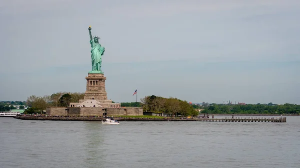 Nueva York, Estados Unidos - 7 de junio de 2019: Barco de ferry acercándose a la Estatua de la Libertad, Isla de la Libertad - Imagen Imágenes De Stock Sin Royalties Gratis