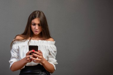 İzole poz veren heyecanlı duygusal genç kadının görüntüsü