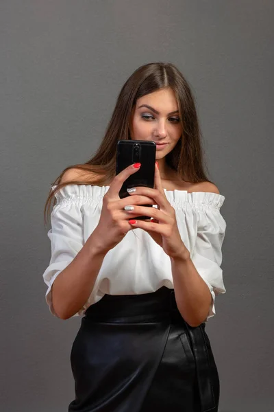 Émotionnel mignon jeune femme posant isolé sur gris mur backgr — Photo