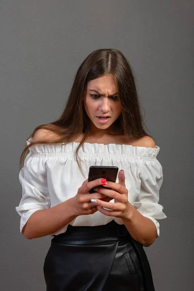 Photo d'une femme souriante aux longs cheveux foncés tenant et utilisant bla — Photo