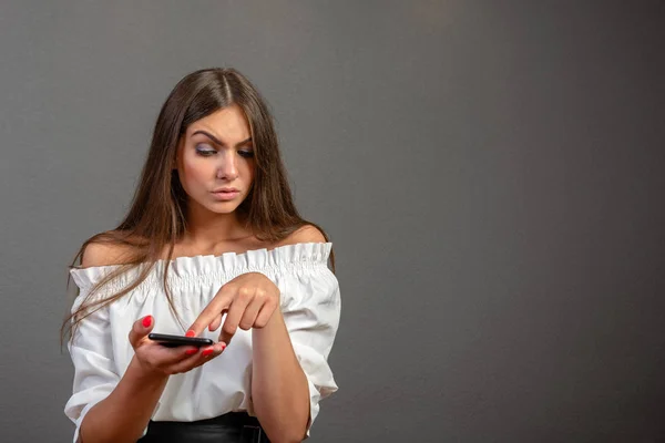 Photo d'une femme souriante aux longs cheveux foncés tenant et utilisant bla — Photo