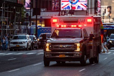 New York, ABD - 21 Haziran 2019: Akşam, Manhattan'da yanıp sönen ışıkları olan bir ambulans arabası.
