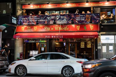 New York, ABD - 21 Haziran 2019: Manhattan'da akşam saatlerinde şehir ışıkları ve trafik.