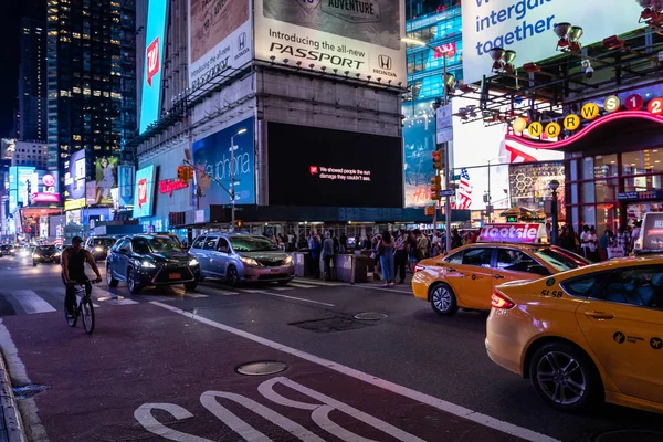 Nova York, EUA - 21 de junho de 2019: Luzes da cidade e trânsito em Manhattan durante as horas da noite . — Fotografia de Stock