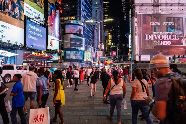 Nova York, EUA - 21 de junho de 2019: Luzes da cidade e trânsito em Manhattan durante as horas da noite . — Fotografia de Stock
