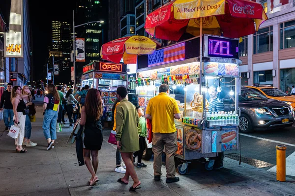 Nova York, EUA - 21 de junho de 2019: multidões de pessoas na Times Square durante as horas da noite . — Fotografia de Stock