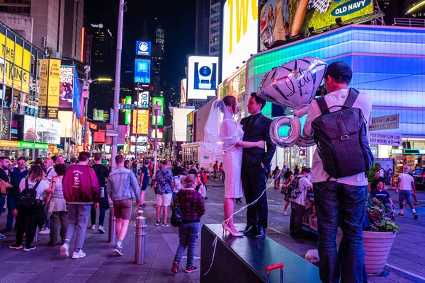 New York, USA - 21 giugno 2019: folla di persone e sposi alla luce della serata a Times Square . — Foto Stock