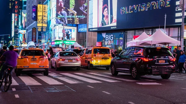 Nueva York, Estados Unidos - 21 de junio de 2019: Luces de la ciudad y tráfico en Manhattan durante las horas de la noche . —  Fotos de Stock