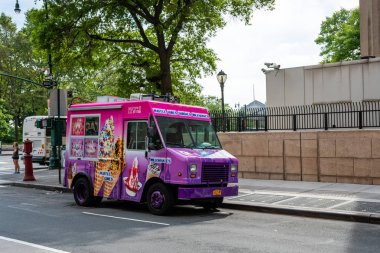 New York, ABD-21 Haziran 2019: Manhattan 'da sokakta park edilen dondurma kamyonu.