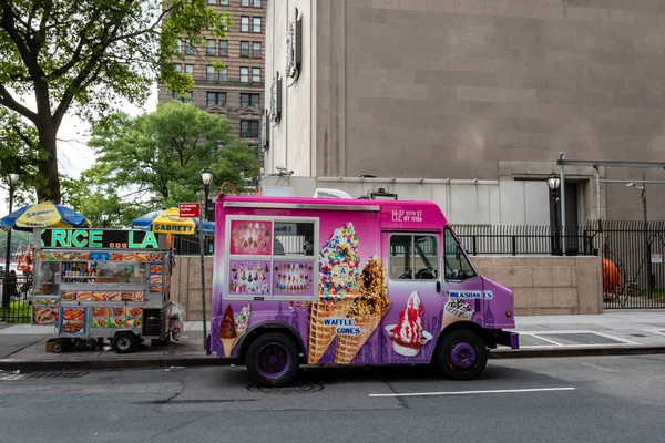 Nueva York, Estados Unidos - 21 de junio de 2019: camión de helados estacionado en la calle en Manhattan . —  Fotos de Stock