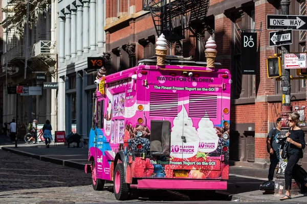 Nueva York, Estados Unidos - 21 de junio de 2019: camión de helados estacionado en la calle en Manhattan . —  Fotos de Stock