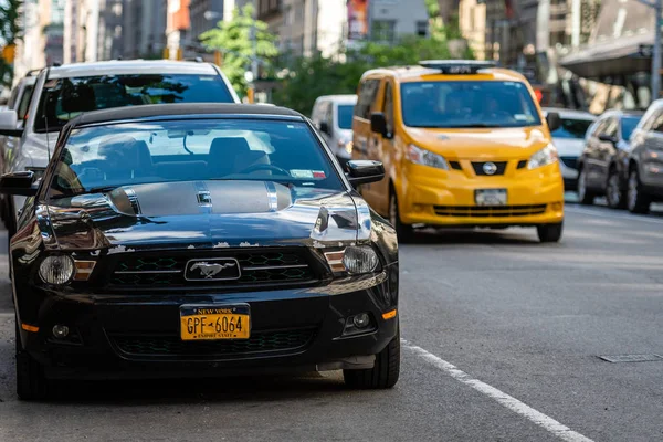 Nova York, EUA - 6 de junho de 2019: Carro esportivo na beira da rua em Manhattan . — Fotografia de Stock