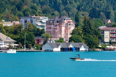Worthersee, Avusturya - 08 Ağustos 2018: Tekne göl, güzel binalar, Dağları, ormanları, Karayolları sahil hattı büyük sahne.