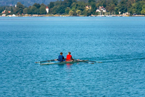 奥地利担忧--2018年8月8日: 从湖面上的船上看风景和从事赛艇运动的年轻人. — 图库照片