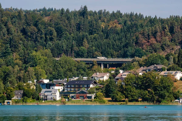 Worthersee, Австрія - 08 серпня 2018: Великий Декорація з човна до лінії берега озера, красиві будинки, гір, лісів, доріг. — стокове фото