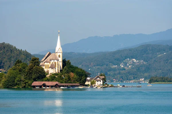 WORTHERSEE, AUSTRIA - 08 de agosto de 2018: Vista del lago Worthersee con la iglesia Maria Worth, Carintia, Austria — Foto de Stock