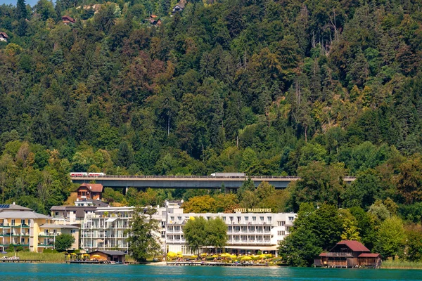 Worthersee, Österreich - 08. August 2018: Tolle Landschaft vom Boot bis zum Ufer des Sees, wunderschöne Gebäude, Berge, Wälder, Autobahnen. — Stockfoto