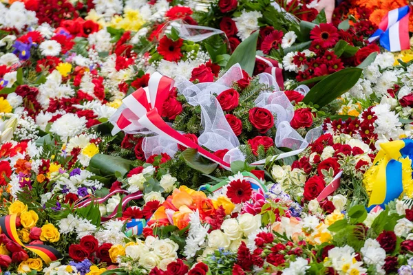 Flower bouquet with ribbon of Ukrainian flag. Dependence Day of the Ukraina - image — Stock Photo, Image