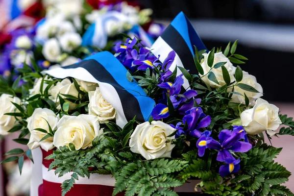 エストニア語の旗と花束。エストニア独立記念日 - 画像 — ストック写真
