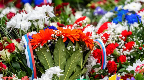 Flower bouquet with ribbon of Russia flag. National Day of the Russian Federation - image — Stock Photo, Image