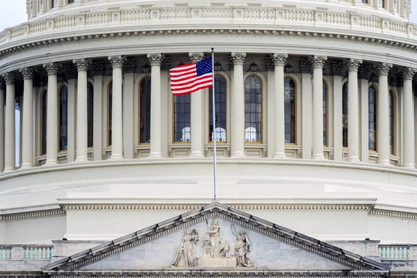 Washington dc capitol detail mit amerikanischer flagge - image — Stockfoto